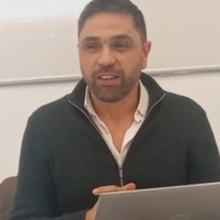 Photo de Brahim AZAOUI devant un ordinateur portable